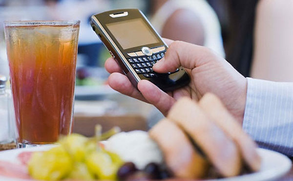 celulares en los restaurantes